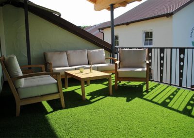 Lounge-Ecke auf der Terrasse des Ristorante Valle Verde in Ravenstein